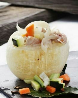 CEBOLLA ASADA RELLENA DE JUREL Y ESCABECHE DE VERDURAS
