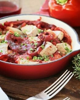 BONITO CON TOMATE Y PIMIENTOS ASADOS
