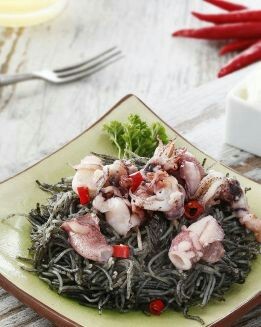 FIDEOS NEGROS CON CHIPIRONES