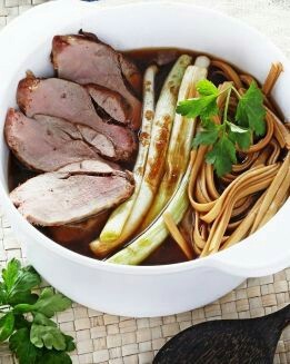 CALDO DASHI CON FIDEOS SOBA Y PATO