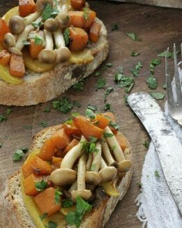 TOSTAS DE CALABAZA Y SETAS
