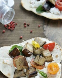 PAN DE ESPECIAS CON ENSALADA DE QUESO Y BERENJENAS