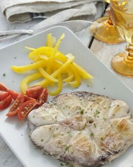 CAZÓN A LA PARRILLA CON ENSALADA