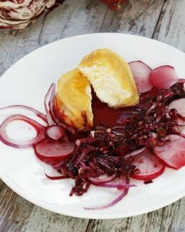 QUESO FRITO CON ENSALADA ROJA