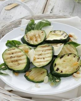 ENSALADA DE CALABACÍN Y ALMENDRAS, PASAS Y PIÑONES