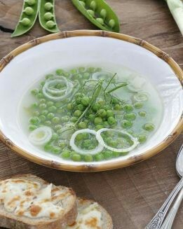 SOPA DE GUISANTES FRESCOS CON TOSTA DE QUESO