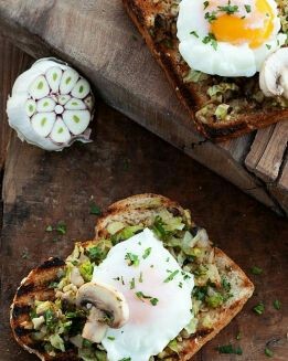 TOSTAS DE AJOS ASADOS Y VERDURAS CON HUEVO