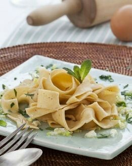 PASTA CASERA DE CÚRCUMA, AZAFRÁN Y MANTEQUILLA DE ESPECIAS