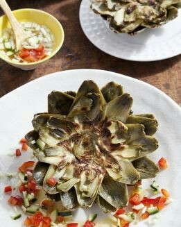 ALCACHOFAS ROMANAS  CON VINAGRETA DE VERDURAS