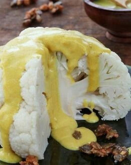 COLIFLOR EN SALSA DE CÚRCUMA CON GARRAPIÑADO DE PIPAS