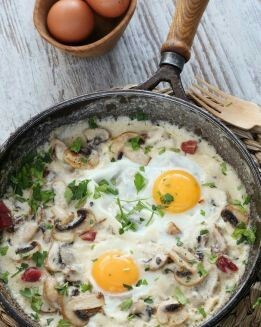 HUEVOS CON CHAMPIÑONES, QUESO CHEDDAR Y JAMÓN
