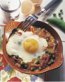 HUEVOS AL HORNO CON LACÓN Y PIMIENTOS