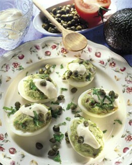 HUEVOS RELLENOS DE AGUACATE