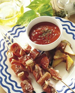 BROCHETAS DE SALCHICHAS CON SALSA BARBACOA