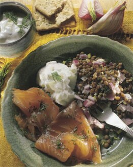 SALMÓN AHUMADO CON GUARNICIÓN DE LENTEJAS